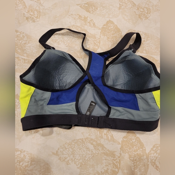 Victoria Secret Underwire Sports bra - Picture 2 of 3